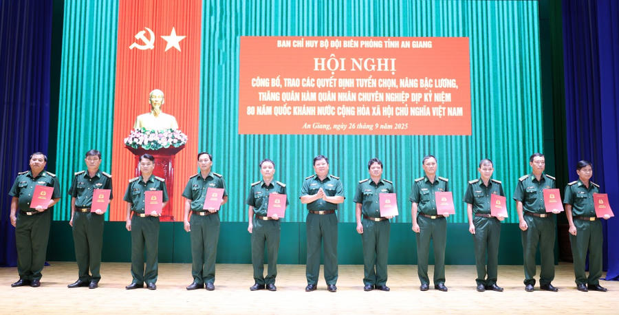Đại tá Phạm Văn Thắng, Phó Chỉ huy trưởng Bộ Chỉ huy Quân sự tỉnh, Chỉ huy trưởng Ban Chỉ huy Bộ đội Biên phòng tỉnh An Giang trao quyết định cho các đồng chí.
