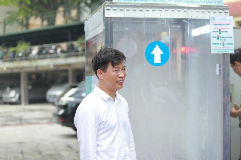 Tiến sĩ Doãn Ngọc Hải, Viện trưởng Viện Sức khỏe nghề nghiệp chia sẻ về khả năng của buồng khử khuẩn di động.