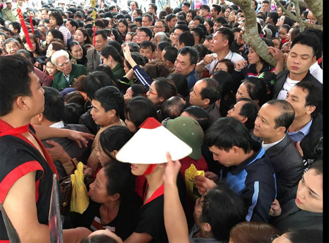 Người dân chen nhau nhận thẻ ấn tại đền Quang Trung vào mùng 5 tết. Ảnh Thịnh Sơn.