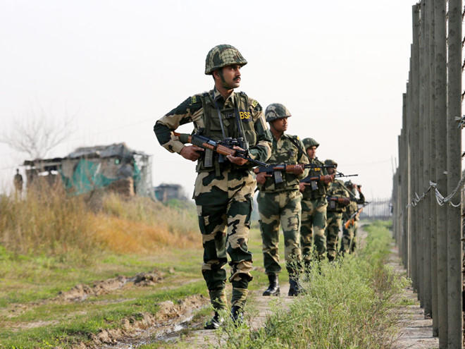 Binh sĩ Ấn Độ tuần tra dọc biên giới với Pakistan.