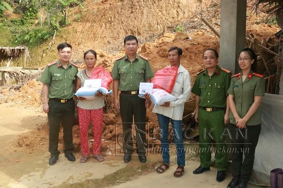 Lãnh đạo Công an tỉnh tặng quà hỗ trợ gia đình chị Hoàng Thị Chúc và anh Lý Văn Phương tại xã Bình Trung.