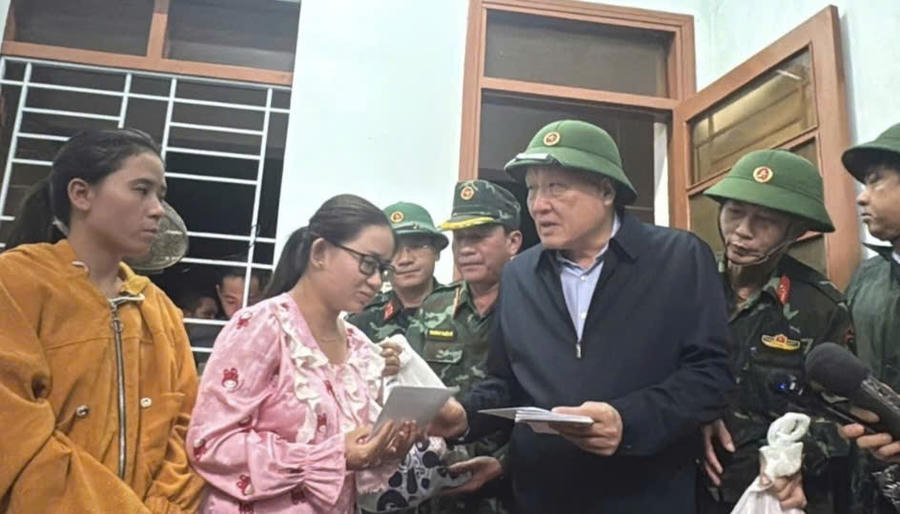 Phó Thủ tướng Thường trực Chính phủ Nguyễn Hòa Bình ân cần thăm hỏi người dân trong vùng rốn lũ Đắk Lắk. Ảnh: P.H