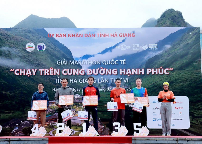 Ban tổ chức trao giải cho các vận động viên ở nội dung chạy 42 km nam. Ảnh: BHG.