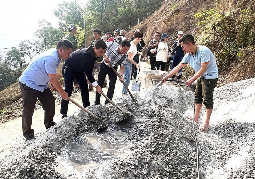 Khởi xông xây dựng đường bê tông nông thôn tặng bà con biên giới. (Ảnh: QĐND)