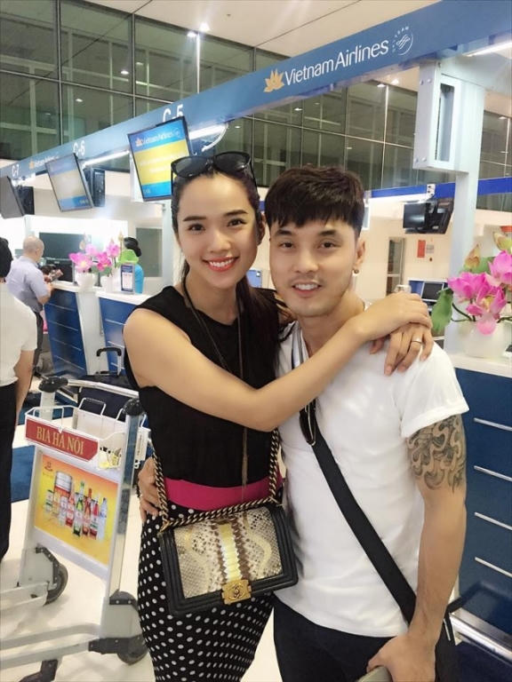 Được biết, từ khi đăng kí kết hôn, siêu mẫu Kim Cương đã hạn chế các hoạt động nghệ thuật để làm hậu phương hỗ trợ cho chồng mình.