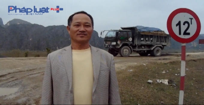 Biển báo tải trọng cho phép 12 tấn bị phớt lờ khiến người dân bức xúc.