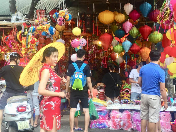 H&agrave; Nội: Phố H&agrave;ng M&atilde; nhộn nhịp người mua sắm đồ chơi trước ng&agrave;y Trung thu