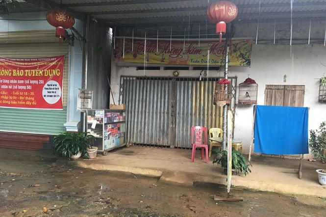 Ngôi nhà của bị can Nguyễn Khắc Tuấn tại phố Vó, xã Nhân Nghĩa, Lạc Sơn, Hòa Bình luôn khóa từ khi bị can này bị bắt. Ảnh: Nghiêm Huê.