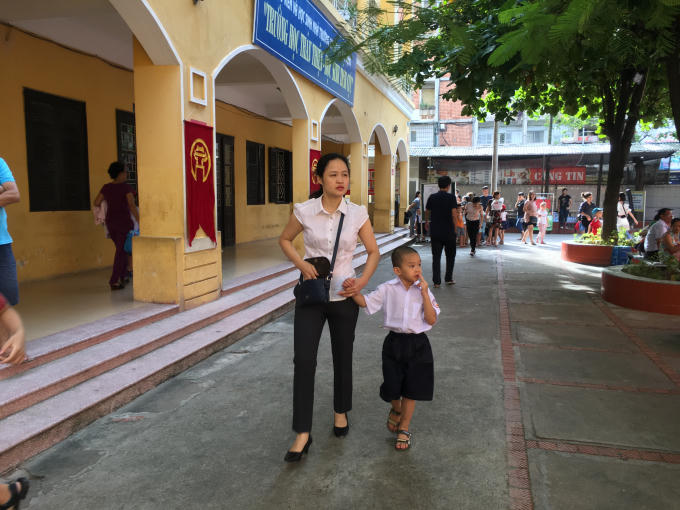 C&aacute;c bậc cha mẹ đưa con đi tựu trường.&nbsp;