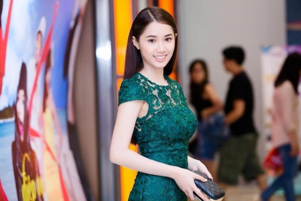 Dù trang điểm khá kỹ lưỡng, nhưng Quỳnh Hương vẫn "thua" đàn chị Ngọc Trinh. Ảnh: internet.