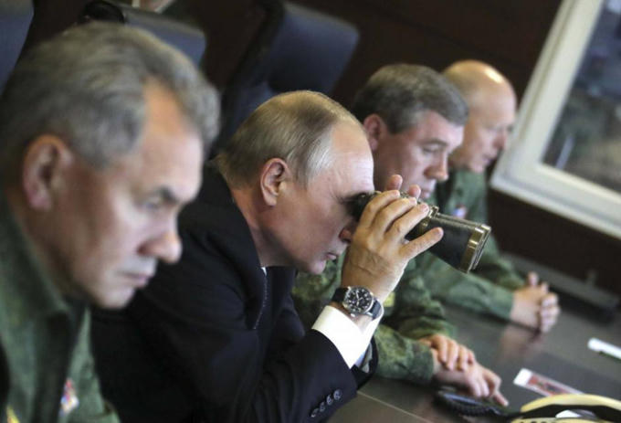 Tổng thống Nga Vladimir Putin quan sát tập trận Zapad-2017 tại bãi tập Luzhsky, ngày 18/9. (Ảnh: Sputnik)