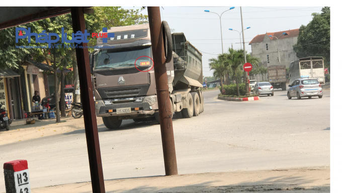 Lại một chiếc xe mang biển Ba Vì.