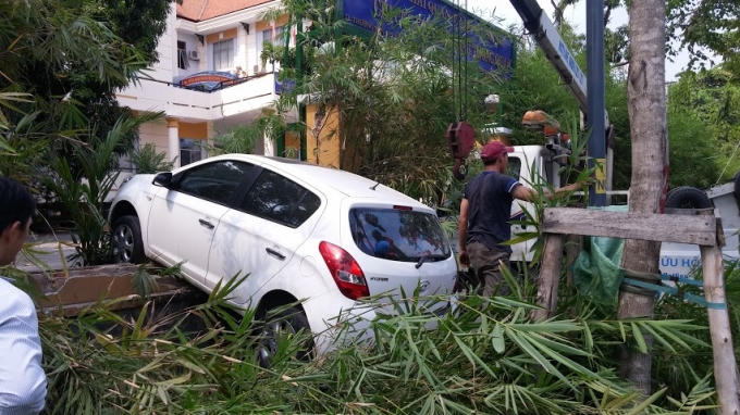 Chiếc xe ô tô nằm vắt ngang hàng rào Chi cục Kiểm tra sau thông quan.