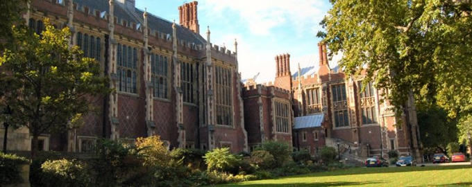 Một góc bãi cỏ bên những Toà nhà cổ kính trong Lincoln’s Inn
