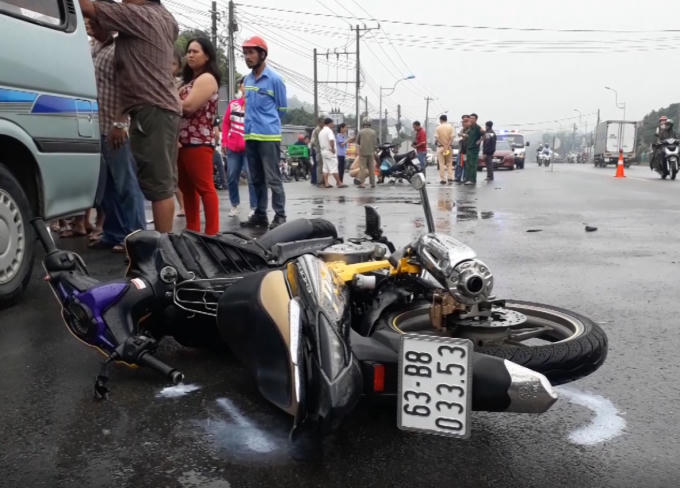 Chiếc xe máy của anh Ph. tại hiện trường.