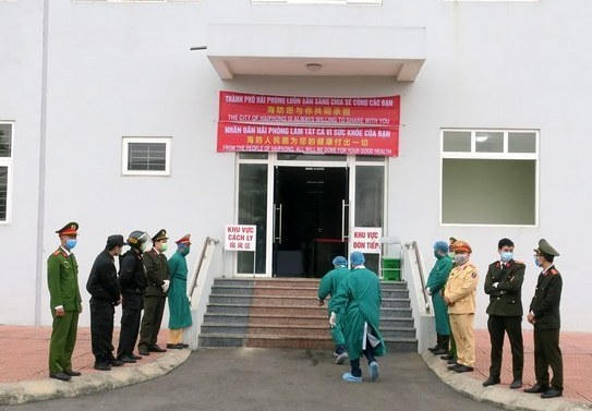 Phó Giám đốc CATP Lê Trung Sơn tặng quà, hỏi thăm chốt số 5 Ga Dụ Nghĩa, quốc lộ 5A