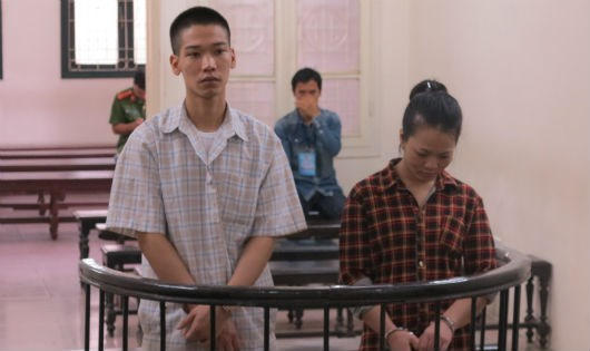 Hai bị cáo tại tòa.