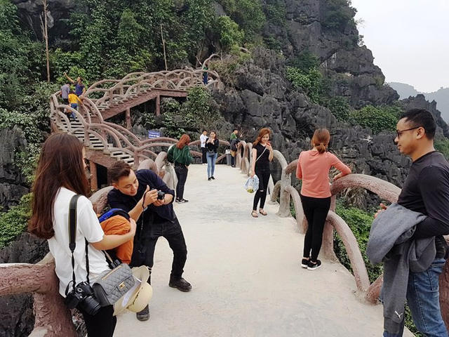 Các bạn trẻ thích thú chụp ảnh trên chiếc cầu "khổng lồ", điểm bắc qua hai đỉnh núi tại vùng lõi di sản Tràng An.