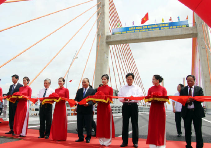 Thủ tưởng Nguyễn Xuân Phúc cùng các đồng chí nguyễn là lãnh đạo Đảng, Nhà nước và lãnh đạo UBND tỉnh Quảng Ninh, các Bộ, ban ngành cắt băng khánh thành.