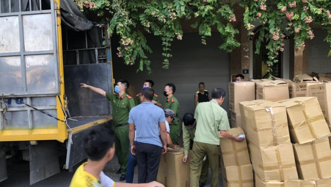 Lực lượng QLTT Hà Nội tạm giữ gần 800.000 chiếc khẩu trang không hóa đơn, chứng từ.