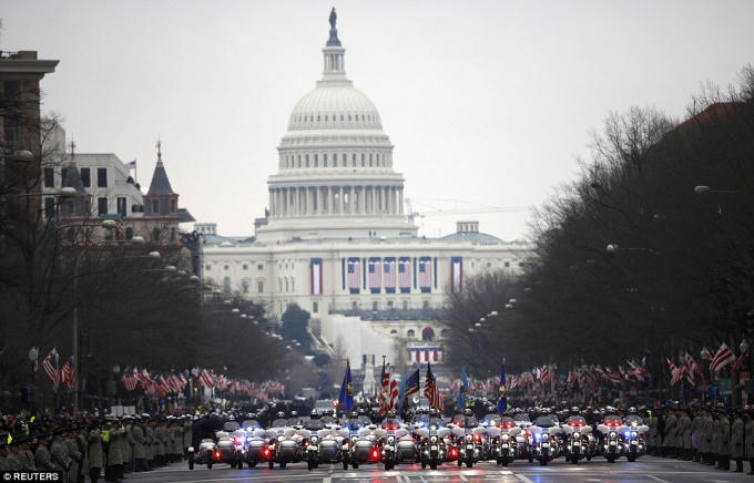 Sau đó, đoàn xe hộ tống đưa ông Trump rời khỏi tòa nhà Capitol, quay lại Nhà Trắng. (Ảnh: Reuters)
