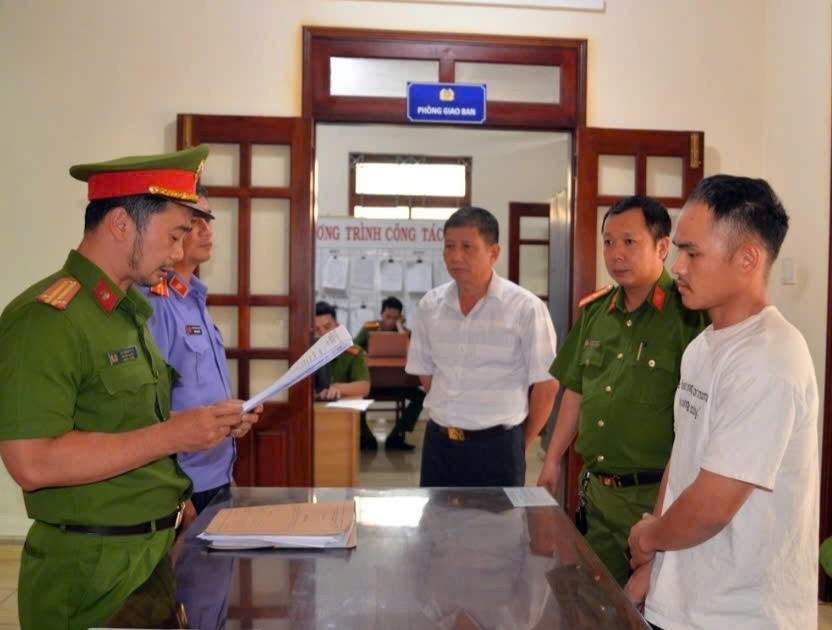 Công an thi hành Lệnh bắt tạm giam đối với Vũ Văn Hậu. Ảnh: Công an Gia Lai