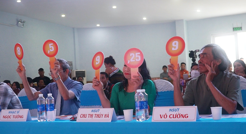 Ban giám khảo đánh giá, nhận xét và cho điểm trực tiếp các thí sinh.
