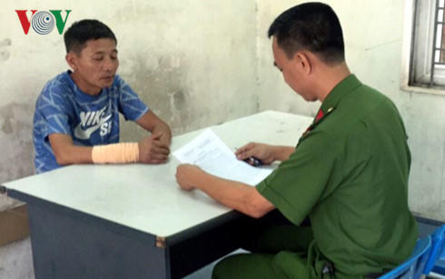 Lực lượng chức năng lấy lời khai đối tượng Lê Thanh Tuấn.