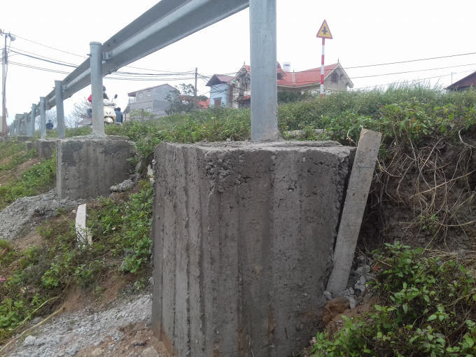 Có những cột trụ chỉ chớm đất, "sẵn sàng" gãy đổ nếu có sự tác động.