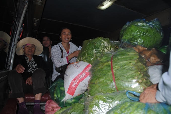Nhiều tiểu thương tận dụng xe khách cũ làm nơi chứa rau củ để mang vào TP Vinh tiêu thụ. Ảnh Duy Ngợi