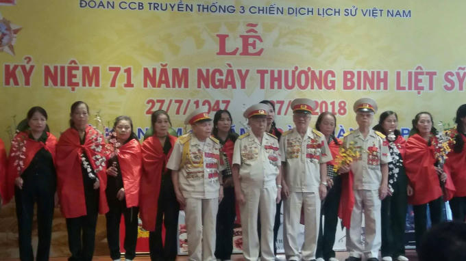 Bốn lão tướng từng tham chiến trong trận đánh quyết tử cho tổ quốc quyết sinh. (Lão tướng Nguyễn Trọng Hàm đứng bên trái)