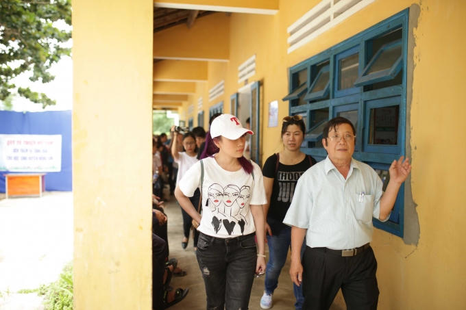 Mỹ T&acirc;m h&aacute;t, nhảy giữa trưa nắng phục vụ b&agrave; con ngh&egrave;o