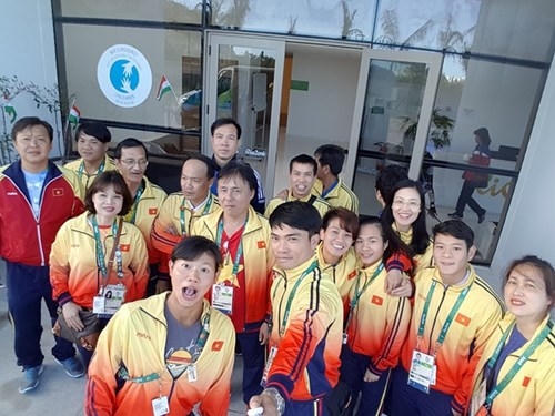 Hoàng Xuân Vinh (áo xanh) chụp hình lưu niệm với Nguyễn Thị Ánh Viên (bơi), Trần Lê Quốc Toàn, Thạch Kim Tuấn (cử tạ)... trước khi rời Rio. Ảnh: Vnexpress.