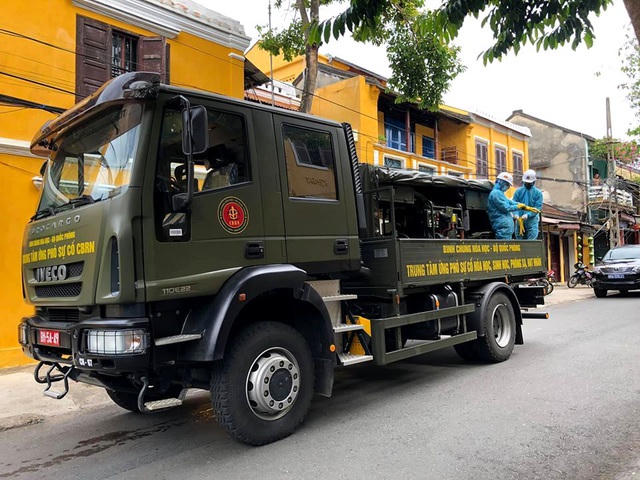 Xe chuyên dụng tiến vào phố cổ
