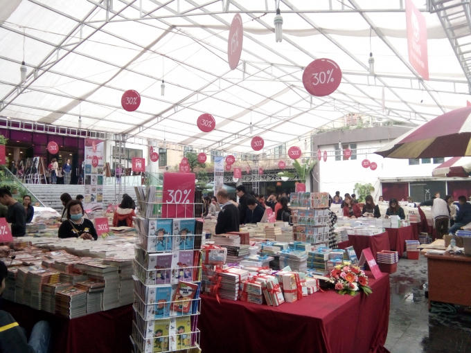 Rất nhiều combo và quà tặng cũng như các mức giá rẻ cho các loại sách khác nhau.