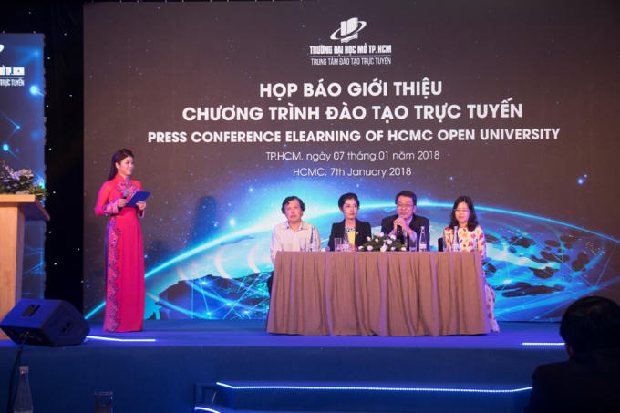Đại diện Trường Đại học Mở TP HCM trả lời câu hỏi báo chí