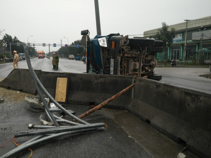 Dãi phân cách bị dịch chuyển.