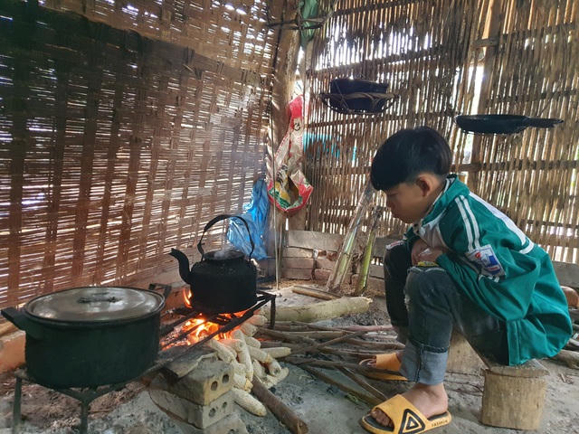 Nhà nghèo đến nỗi không thể mua nổi tấm chăn bông, cậu bé 13 tuổi đốt lửa sưởi ấm cho bố