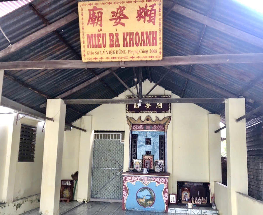 Miếu Bà Khoanh, từ Khoanh không phải tên người mà là động tác khoanh tròn của con rắn. Do kiêng cữ nên người dân không gọi là Miếu Bà Rắn.