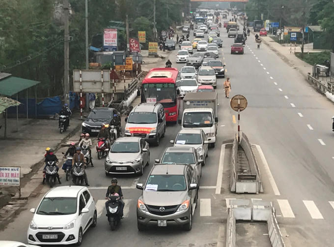 Người dân điều khiển gần 100 xe ô tô, xe tải, dàn hàng, di chuyển chậm để phản đối việc thu phí BOT.