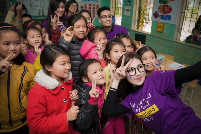 Các em nhỏ thích thú vây quanh "cô tiên" Tú Anh.