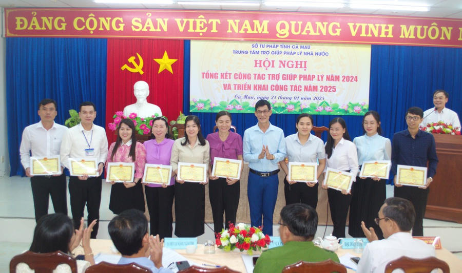 Tiến sỹ Phạm Quốc Sử - Phó Giám đốc Sở Tư pháp tỉnh Cà Mau, trao Giấy khen của Giám đốc Sở Tư pháp cho 01 thể và 14 cá nhân vì có thành tích xuất sắc trong công tác TGPL năm 2024.