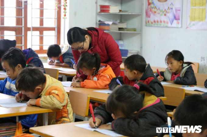 Các thầy cô giáo bám điểm được các em học trò yêu thương quý mến đôi khi còn hơn cả cha mẹ.