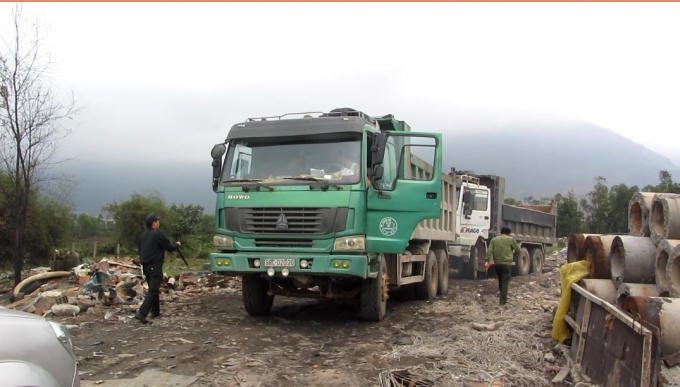 Xe trọng tải lớn đổ rác trong vườn ông Nguyễn Tiến Bửu (Phường Kỳ Liên) bị bắt giữ.