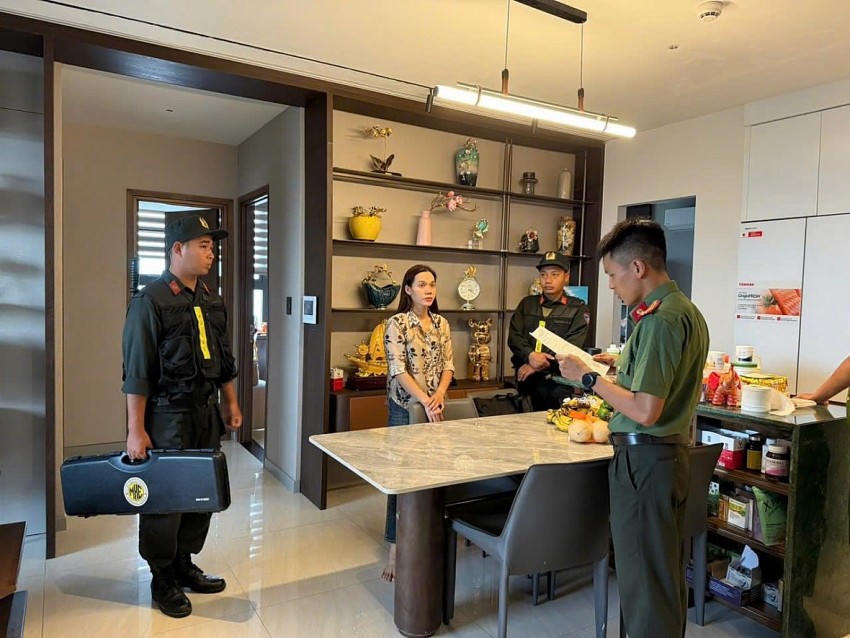 Cơ quan chức năng tống đạt quyết định tố tụng.