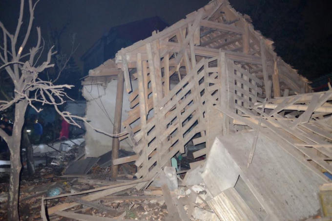 Ông Nguyễn Văn Bang - Chủ tịch UBND huyện cho hay, ông và cơ quan công an huyện đang có mặt tại hiện trường. Hiện các ngành chức năng đang tích cực đưa người bị nạn đi cấp cứu và làm rõ nguyên nhân vụ nổ. Ảnh Vinh Khoa