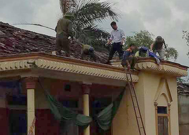 Chính quyền địa phương và người dân nhanh chóng khắc phục hậu quả sau khi cơn lốc đi qua.