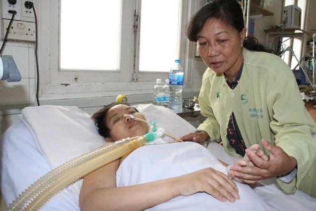 Ngọc Nhung khi còn nằm điều trị, thở máy trong bệnh viện
