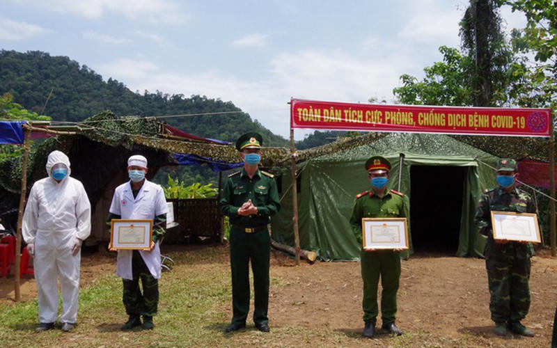 Đại tá Lê Như Cương (giữa) - Chính ủy Bộ Chỉ huy BĐBP Nghệ An khen thưởng các cá nhân trong công tác phòng chống dịch Covid-19. 