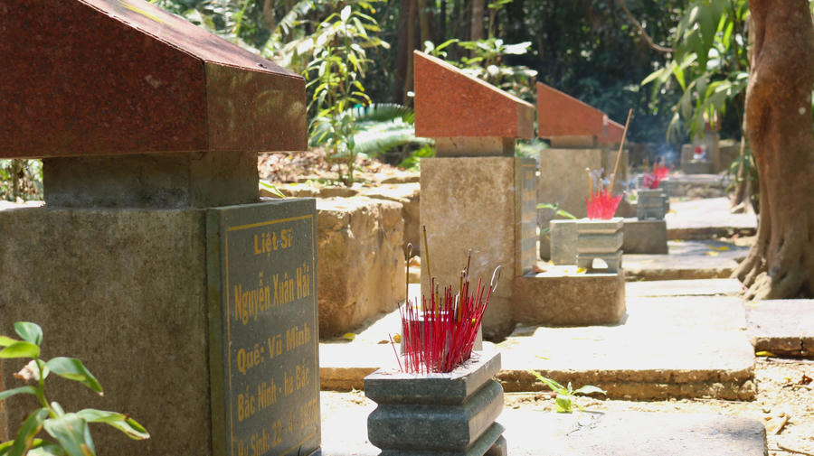 ngoài những ngôi mô vô danh được quy tập, còn nhiều chiến sĩ đang nằm đâu đó giữa núi rừng.